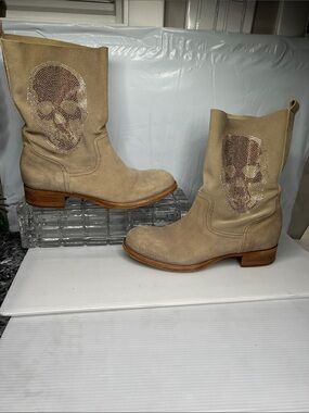 NOW Sz 38 Gray Beige Suede Pull On Metal Grommet Skull Ankle Boots Made in Italy